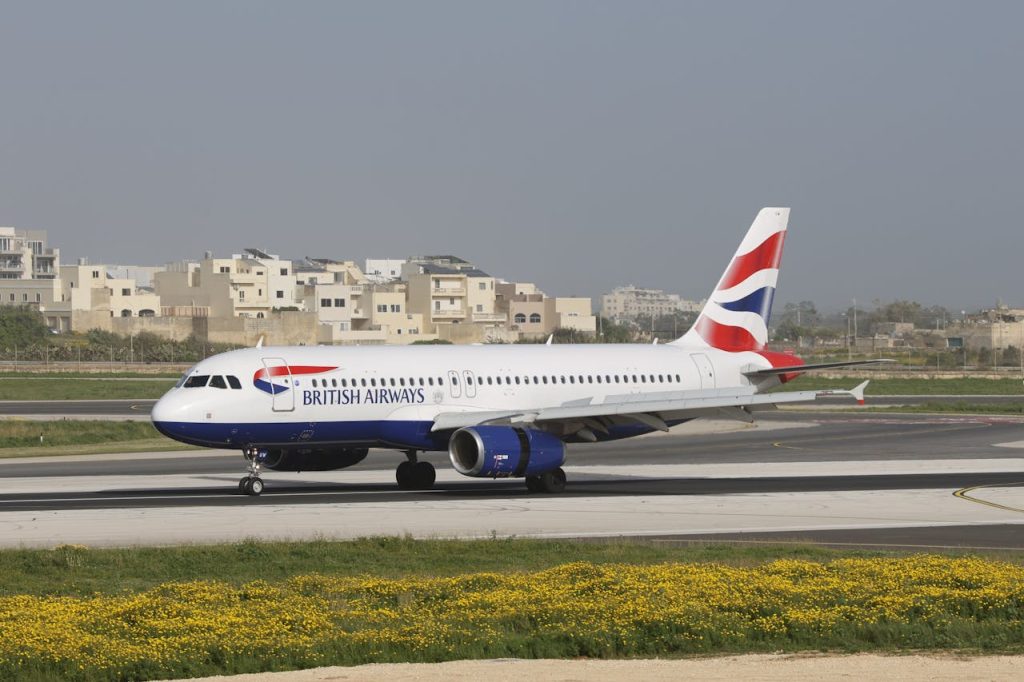 british-airways-airbus-a320-on-airport-runway-31203877
