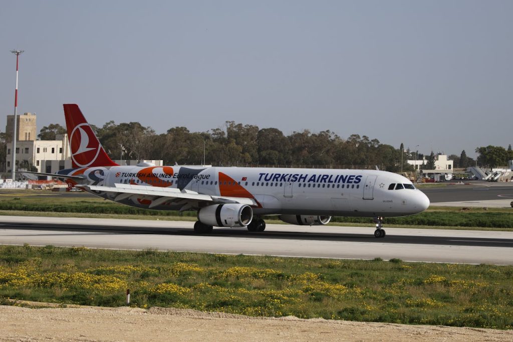 turkish-airlines-plane-on-airport-runway-daytime-31203756